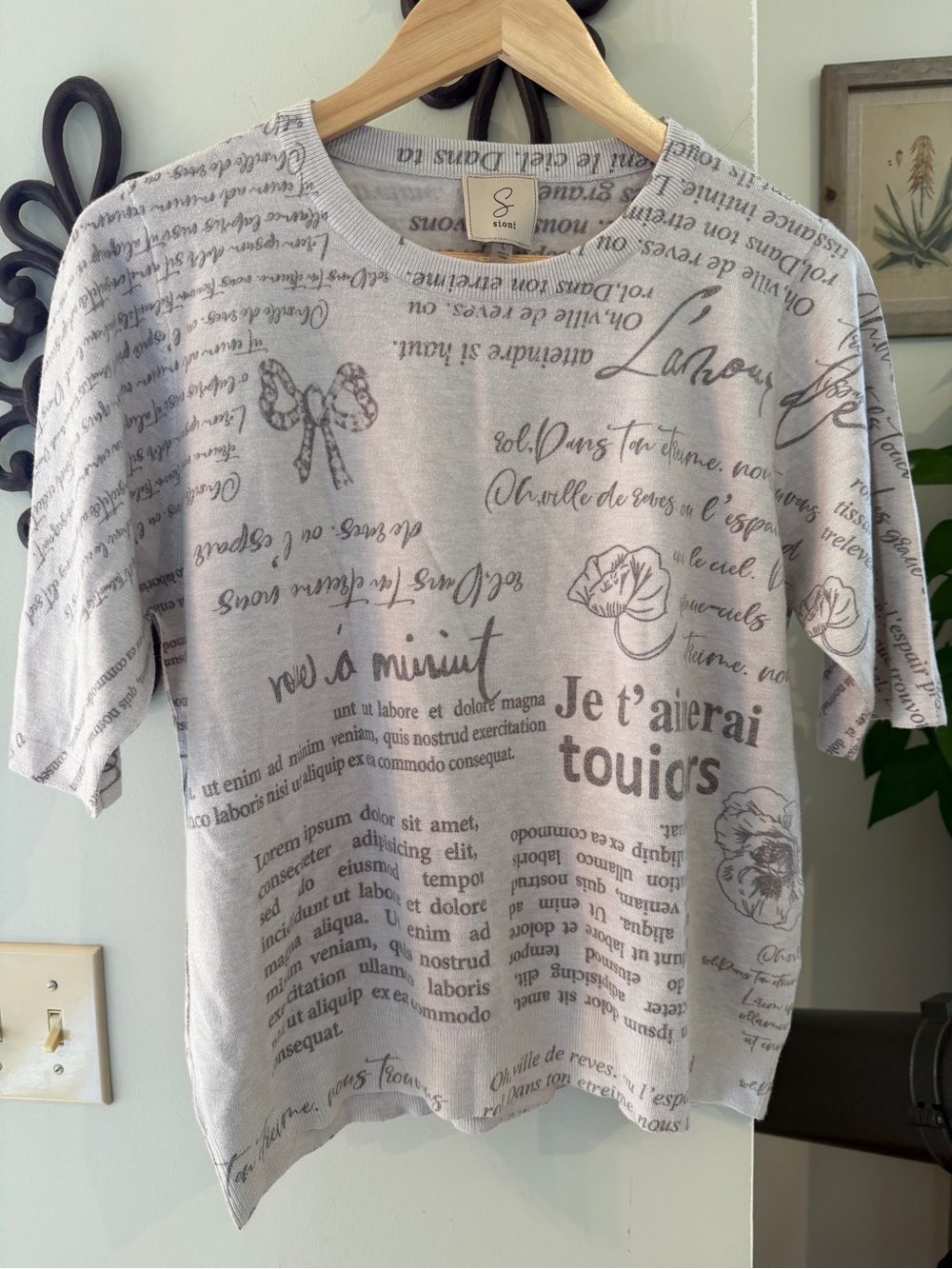 Sioni Light Gray Script Print Tee